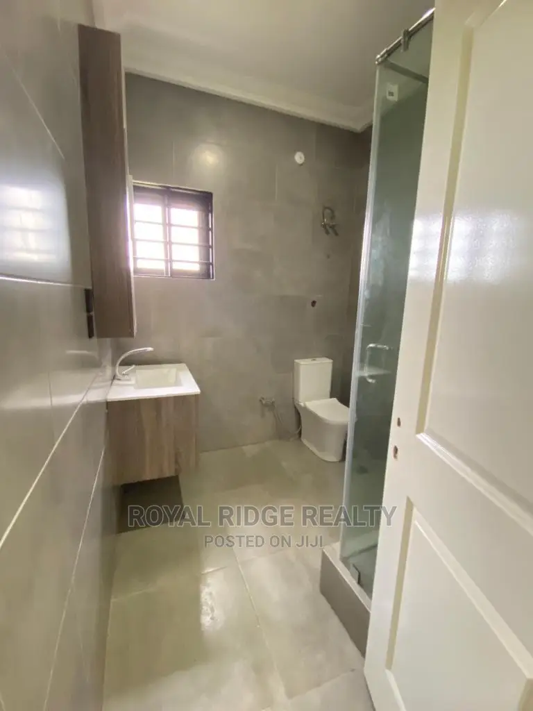 4bdrm Duplex in Lakeside, Accra Metropolitan for Sale in Accra