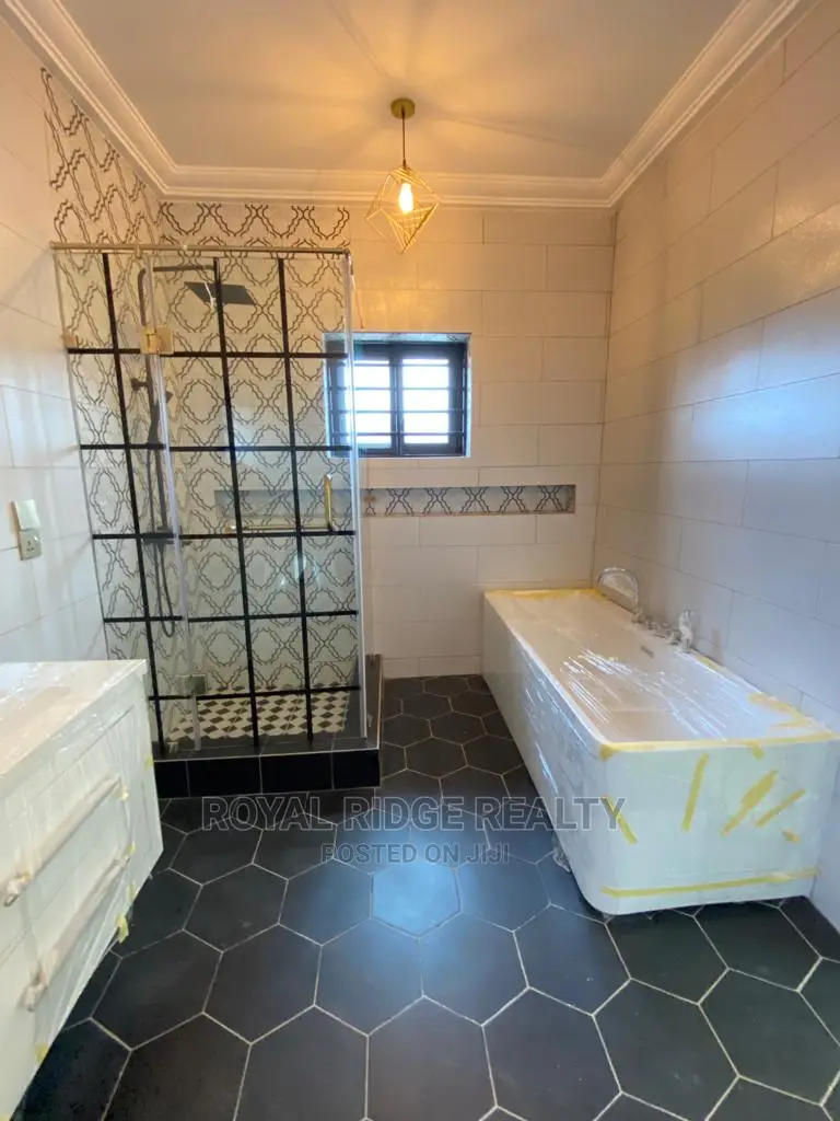 4bdrm Duplex in Lakeside, Accra Metropolitan for Sale in Accra