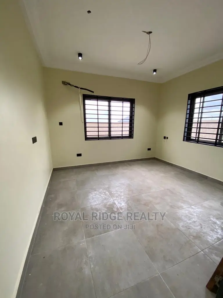 4bdrm Duplex in Lakeside, Accra Metropolitan for sale