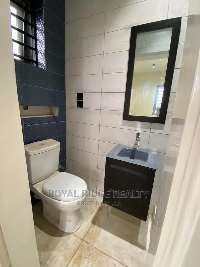 4bdrm Duplex in Lakeside, Accra Metropolitan for sale
