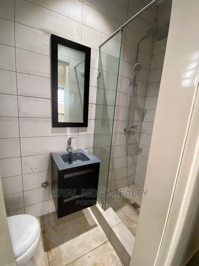 4bdrm Duplex in Lakeside, Accra Metropolitan for sale