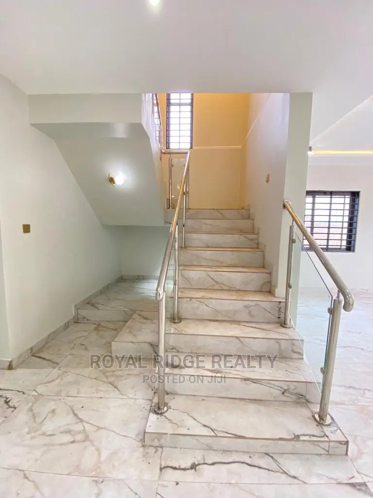 4bdrm Duplex in Lakeside, Accra Metropolitan for sale