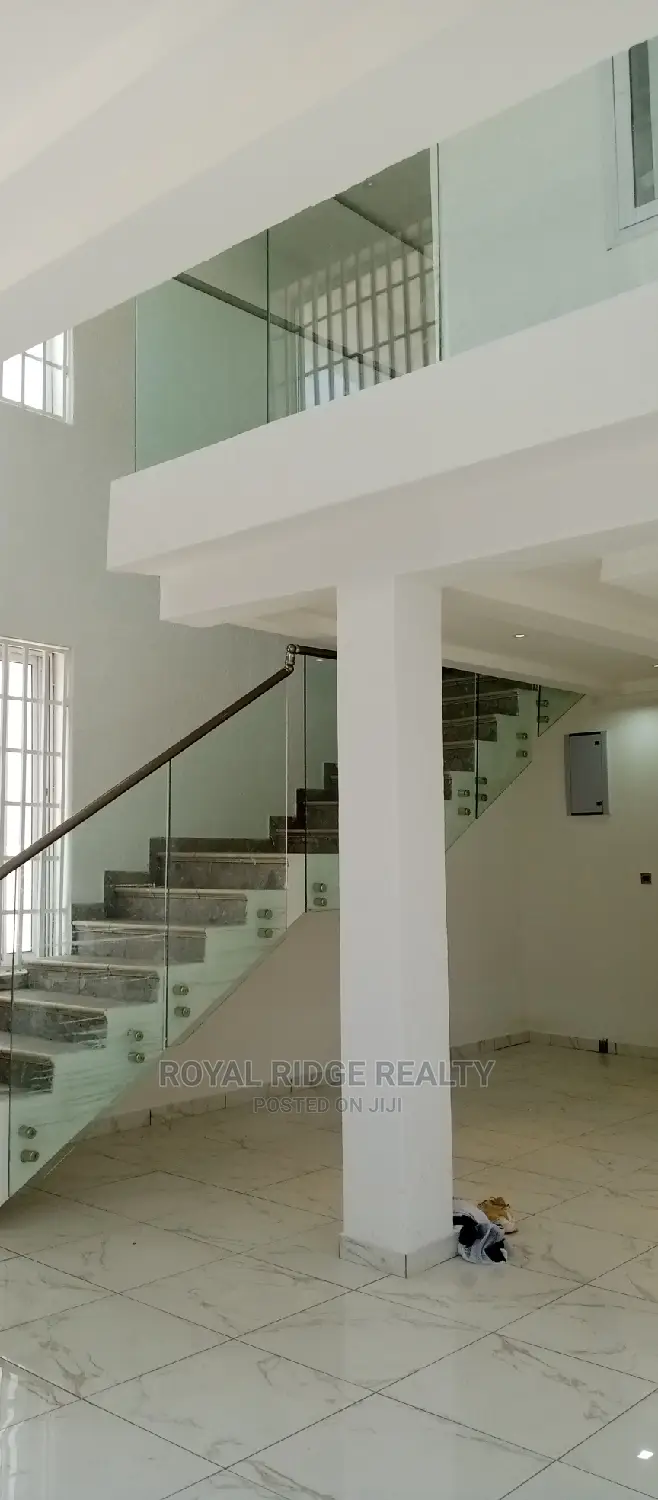 4bdrm Duplex in Airport Hills, Accra Metropolitan for Sale