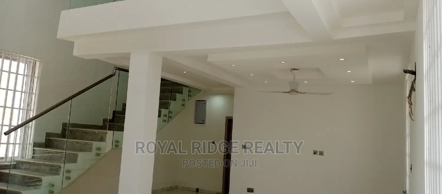 4bdrm Duplex in Airport Hills, Accra Metropolitan for Sale