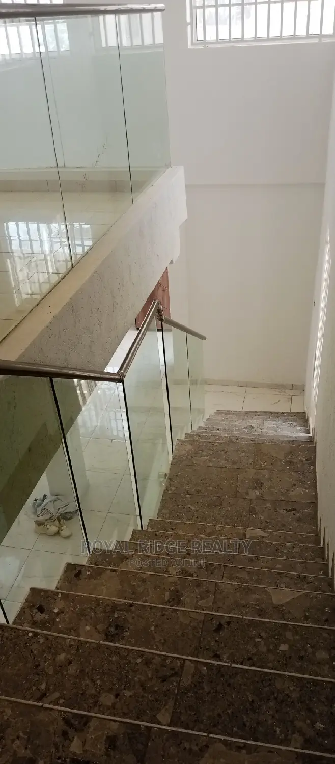 4bdrm Duplex in Airport Hills, Accra Metropolitan for Sale