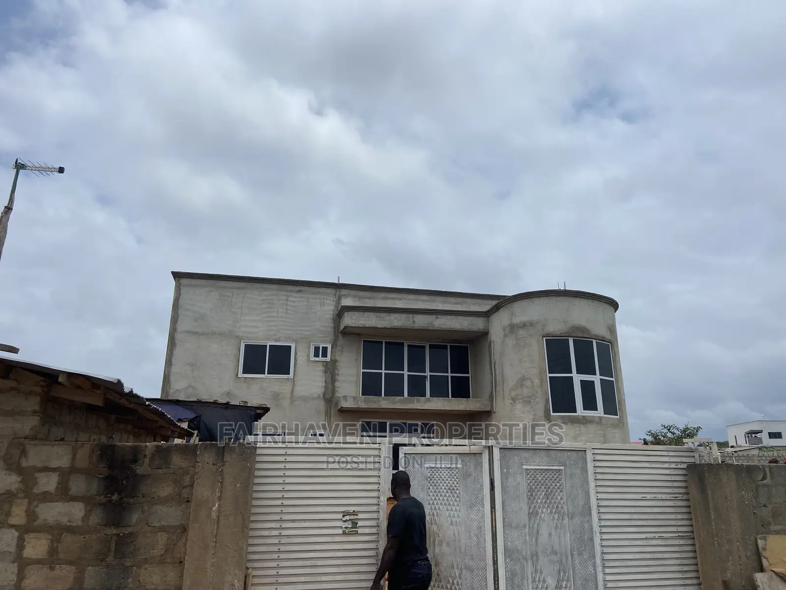 4bdrm House in East Airport for Sale
