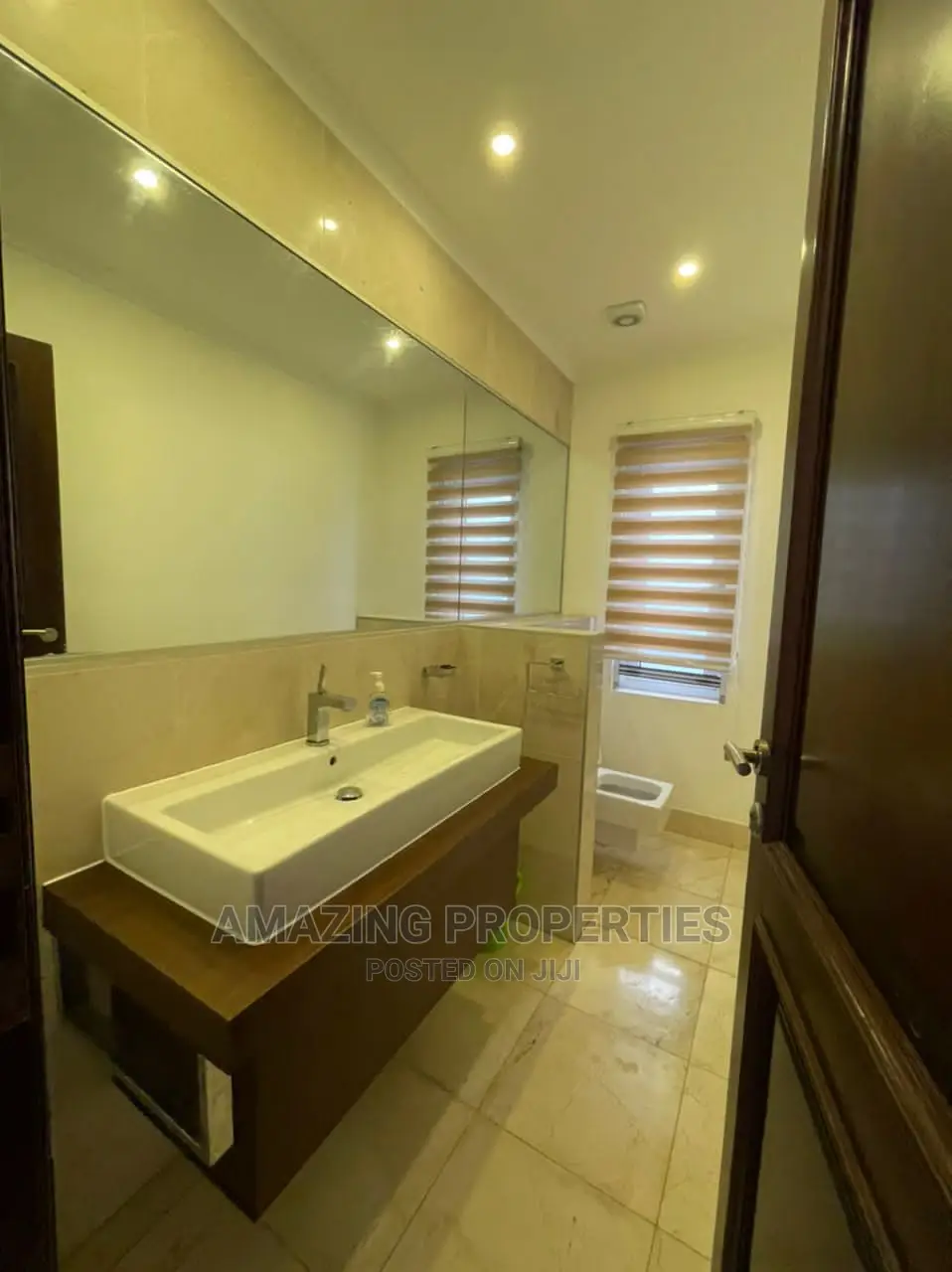 5bdrm House in 5Bedrooms With Two, East Legon for Rent