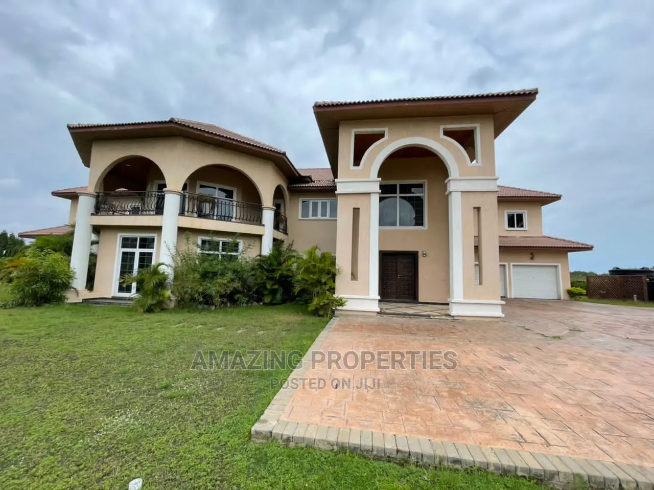 5bdrm House in 5Bedrooms With Two, East Legon for Rent