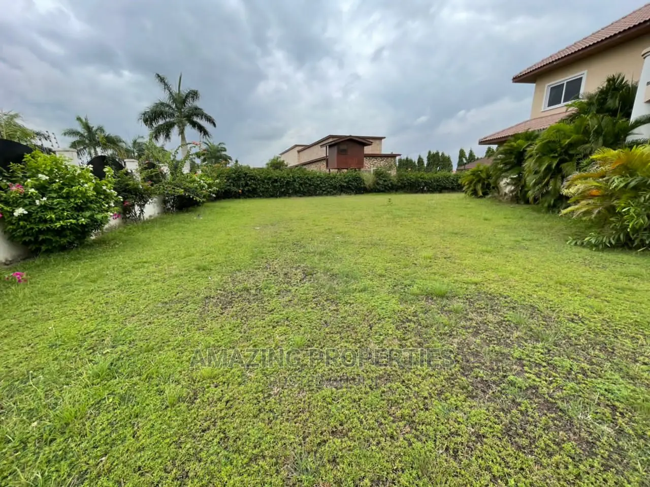 5bdrm House in 5Bedrooms With Two, East Legon for Rent
