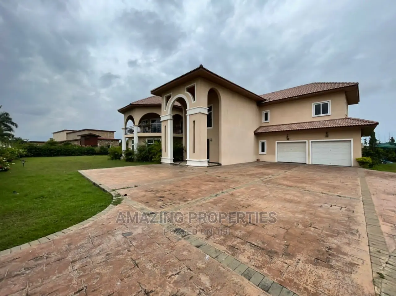 5bdrm House in 5Bedrooms With Two, East Legon for Rent