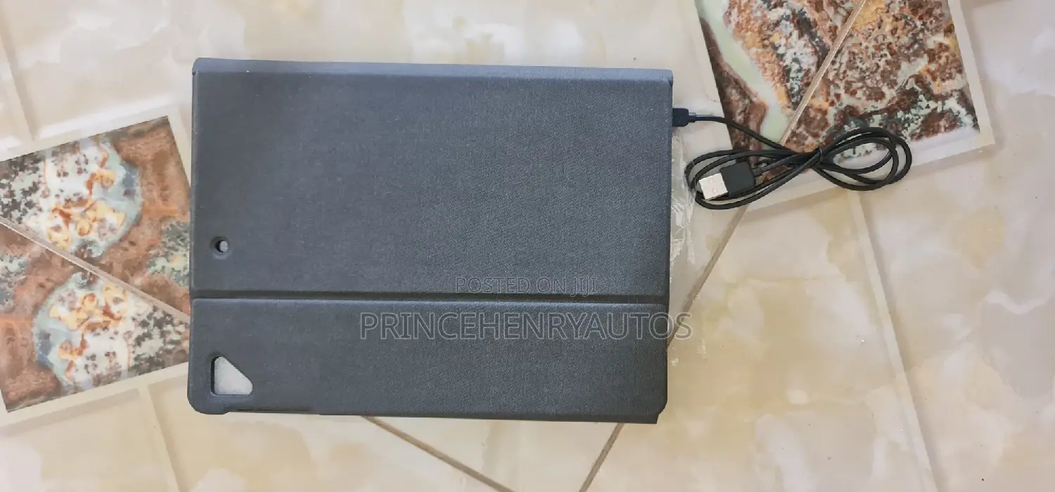 Ayotu iPad 9.7 Wireless Bluetooth Keyboard Case