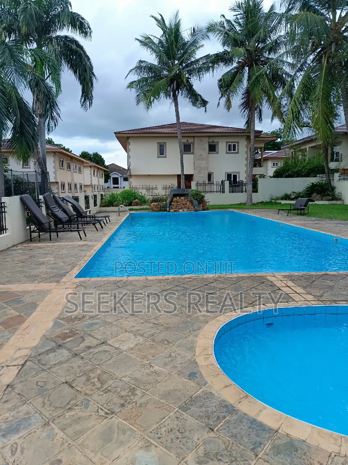 4bdrm Townhouse / Terrace in Seekers Realty, Cantonments for Rent