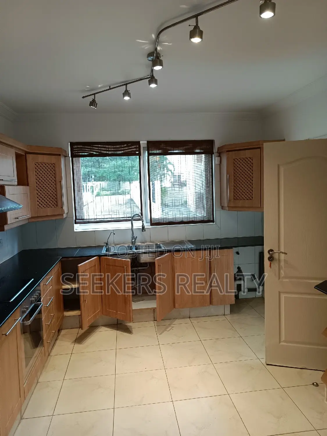 4bdrm Townhouse / Terrace in Seekers Realty, Cantonments for Rent