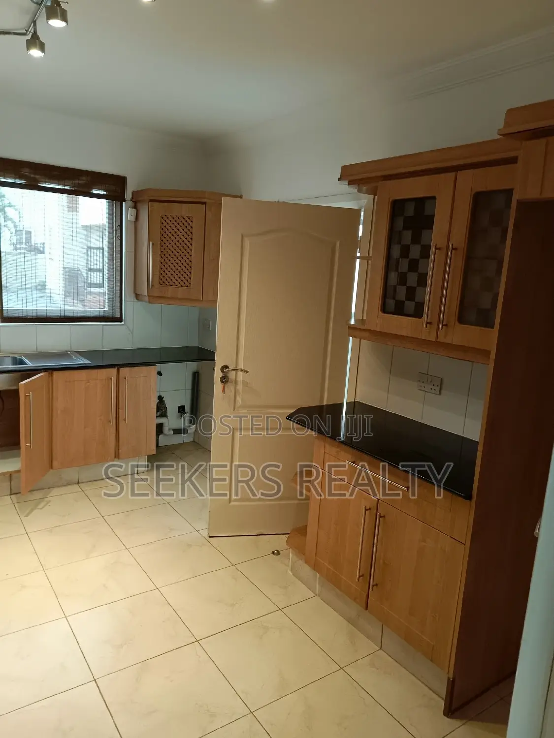 4bdrm Townhouse / Terrace in Seekers Realty, Cantonments for Rent