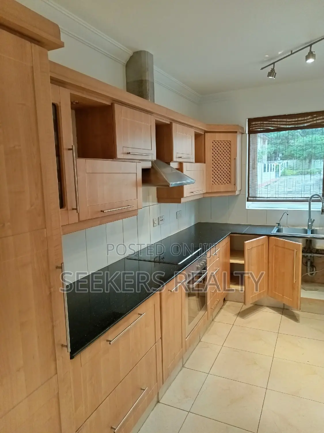 4bdrm Townhouse / Terrace in Seekers Realty, Cantonments for Rent