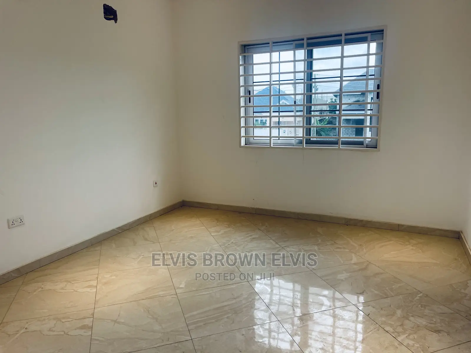 5bdrm Duplex in Living Large, East Legon for Sale