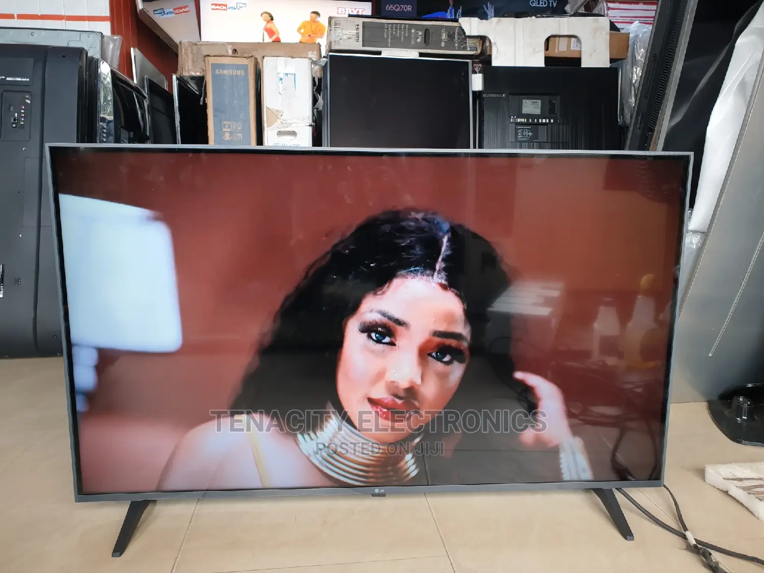 Lg Uhd HDR Smart Satellite Tv 43inchs