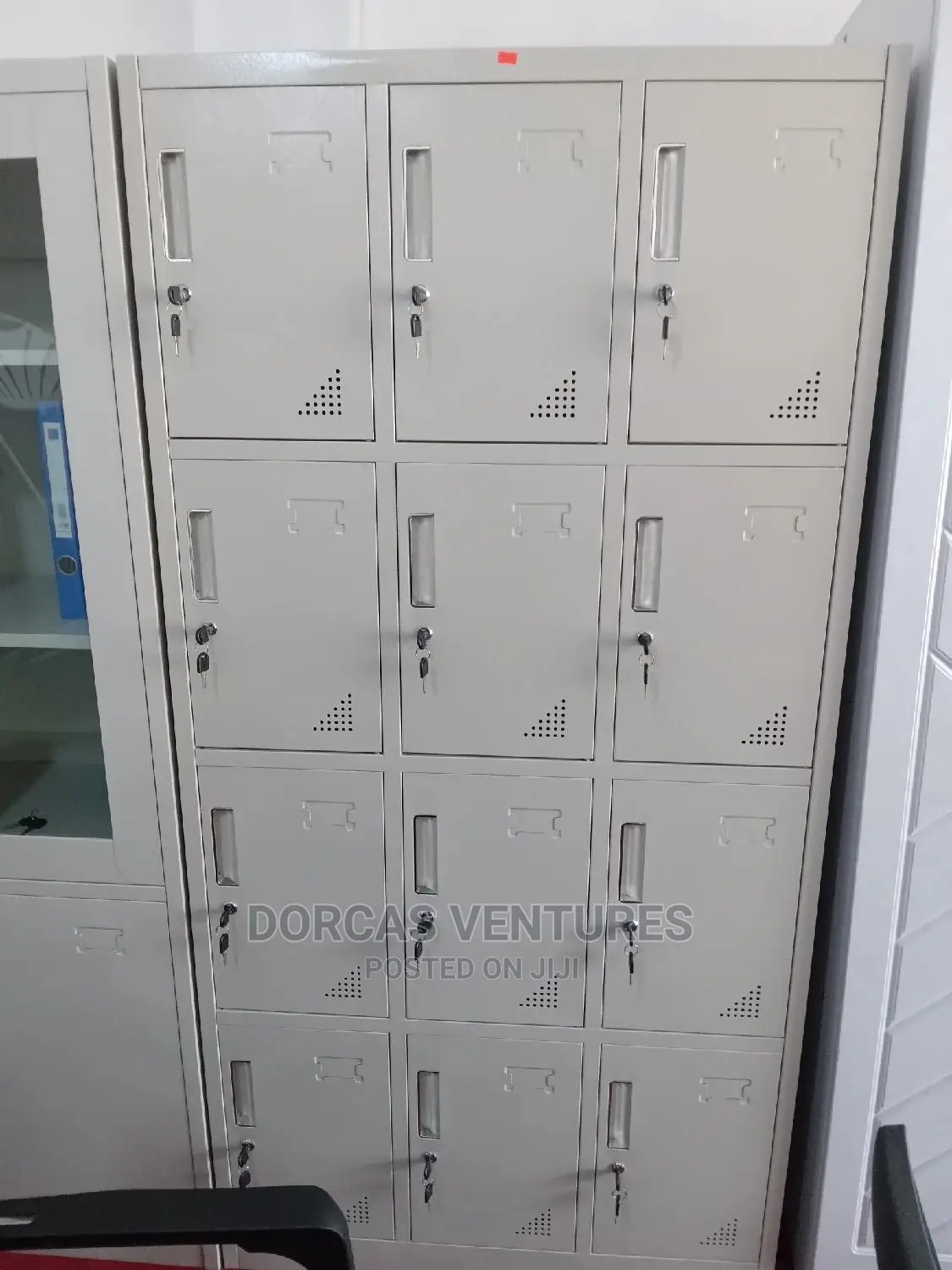 12 Doors Lockers