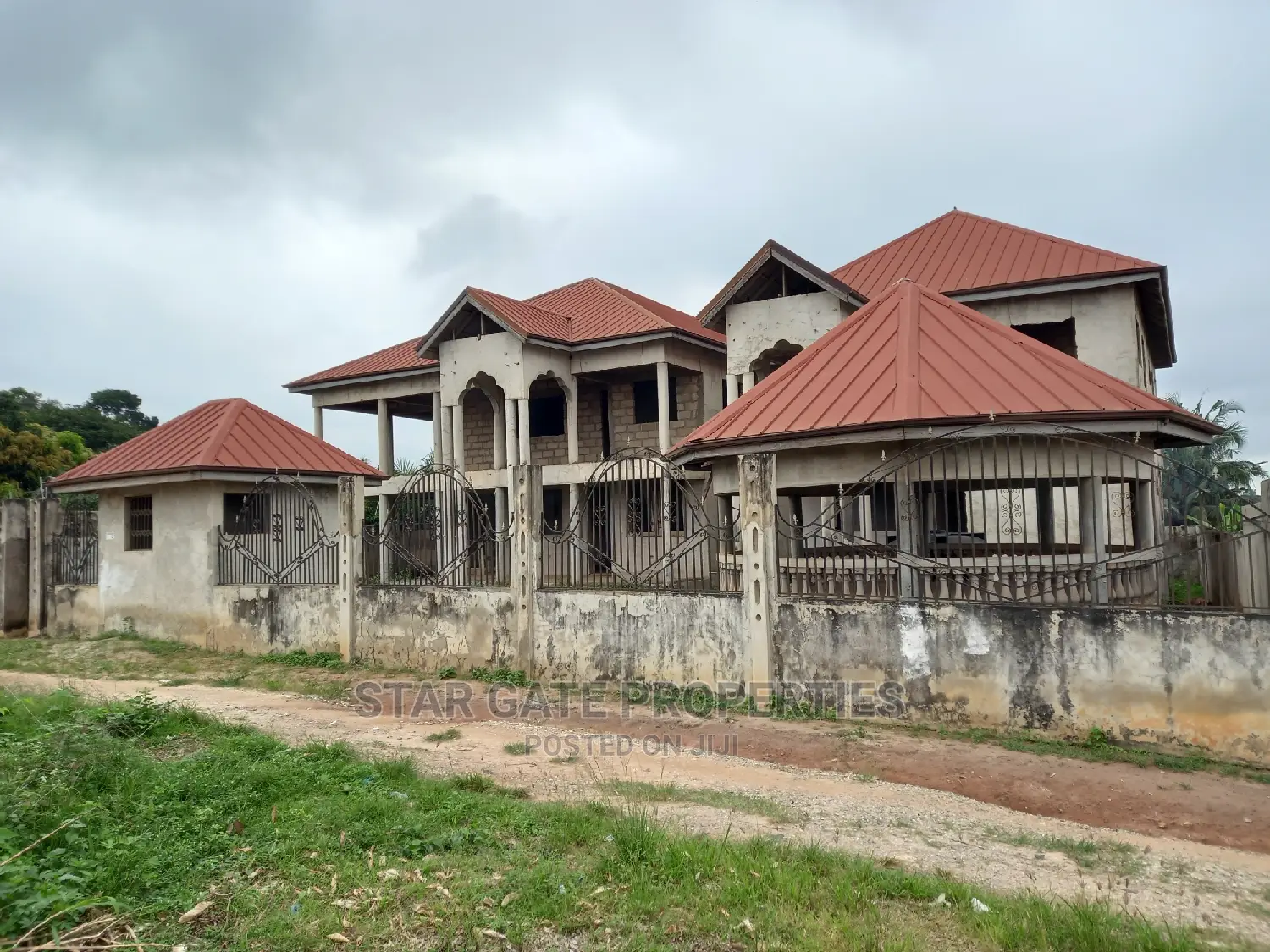 10bdrm House in Star Gate Properties, Ejisu-Juaben Municipal for sale