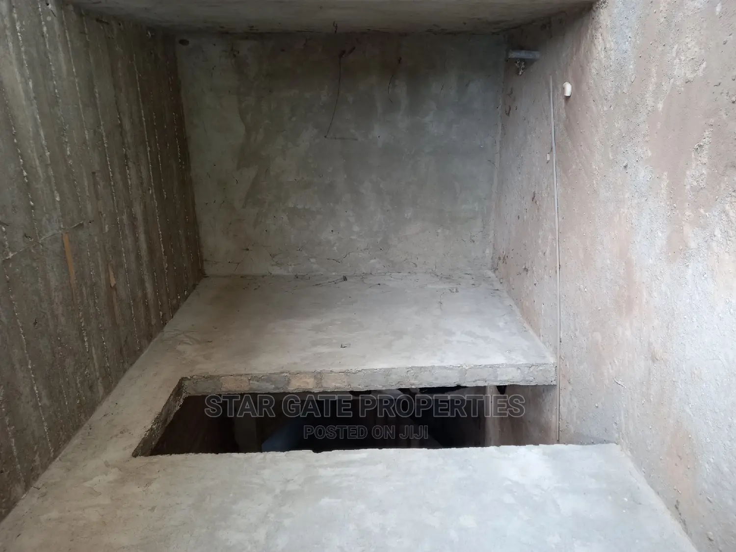 10bdrm House in Star Gate Properties, Ejisu-Juaben Municipal for sale