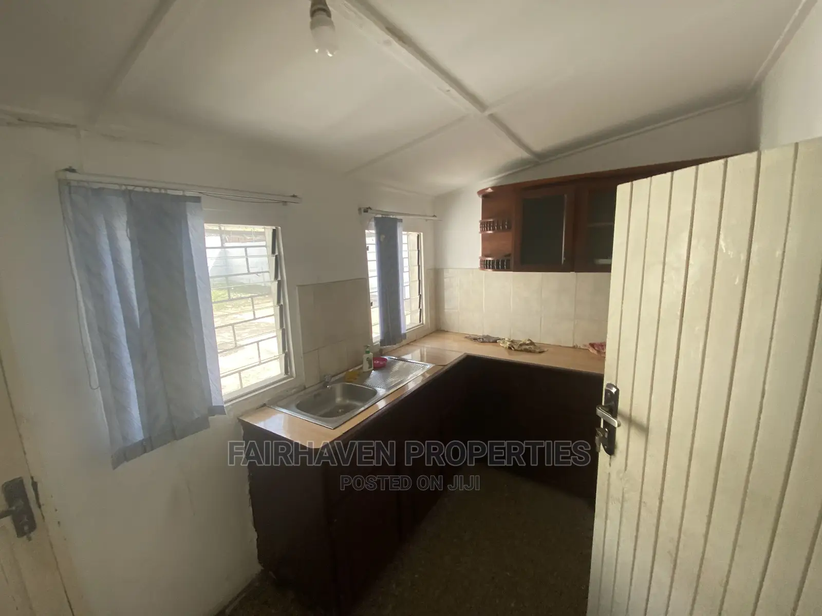 5bdrm House in Nyaniba Estate, Osu for Rent