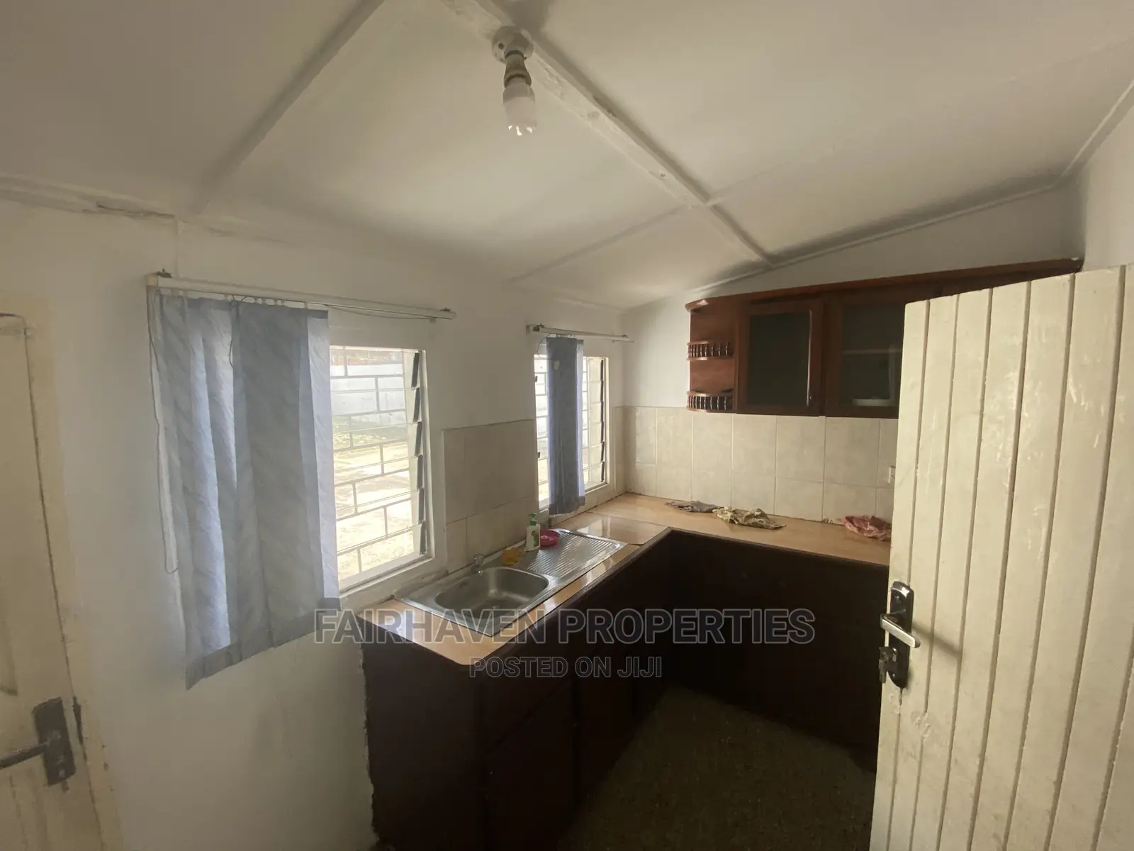 5bdrm House in Nyaniba Estate, Osu for Rent