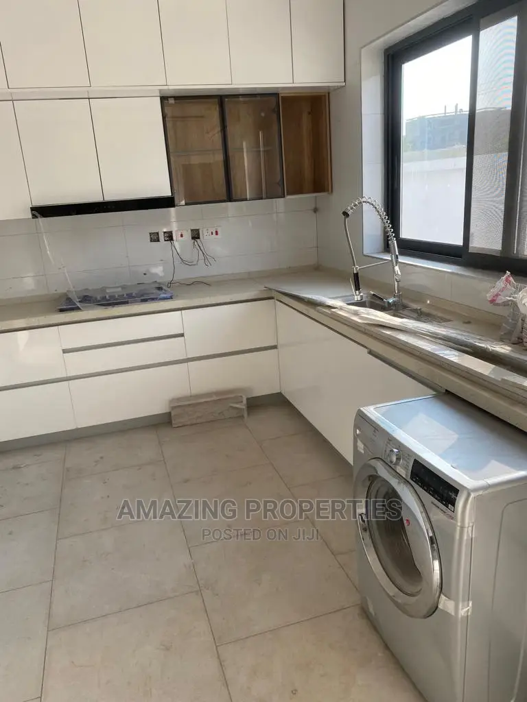 5bdrm House in Airport Residential Area for Sale