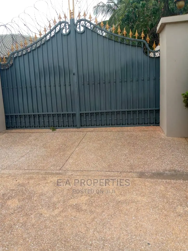 5bdrm House in E a Propertis, Papao for Sale