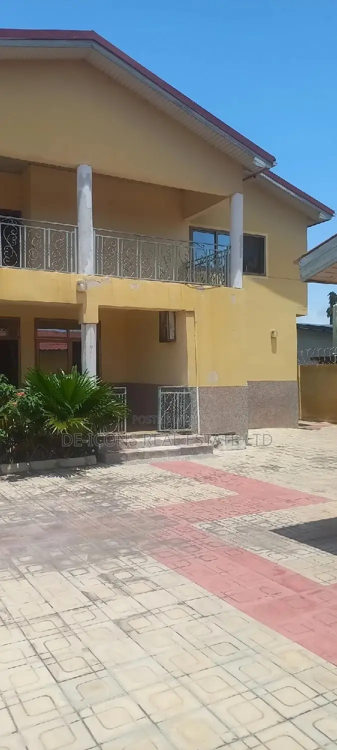 7bdrm Duplex in De-Icons Real Estate, Awutu Senya East Municipal