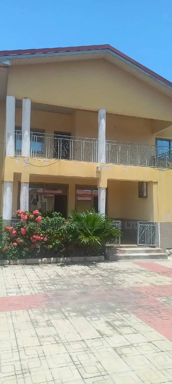 7bdrm Duplex in De-Icons Real Estate, Awutu Senya East Municipal