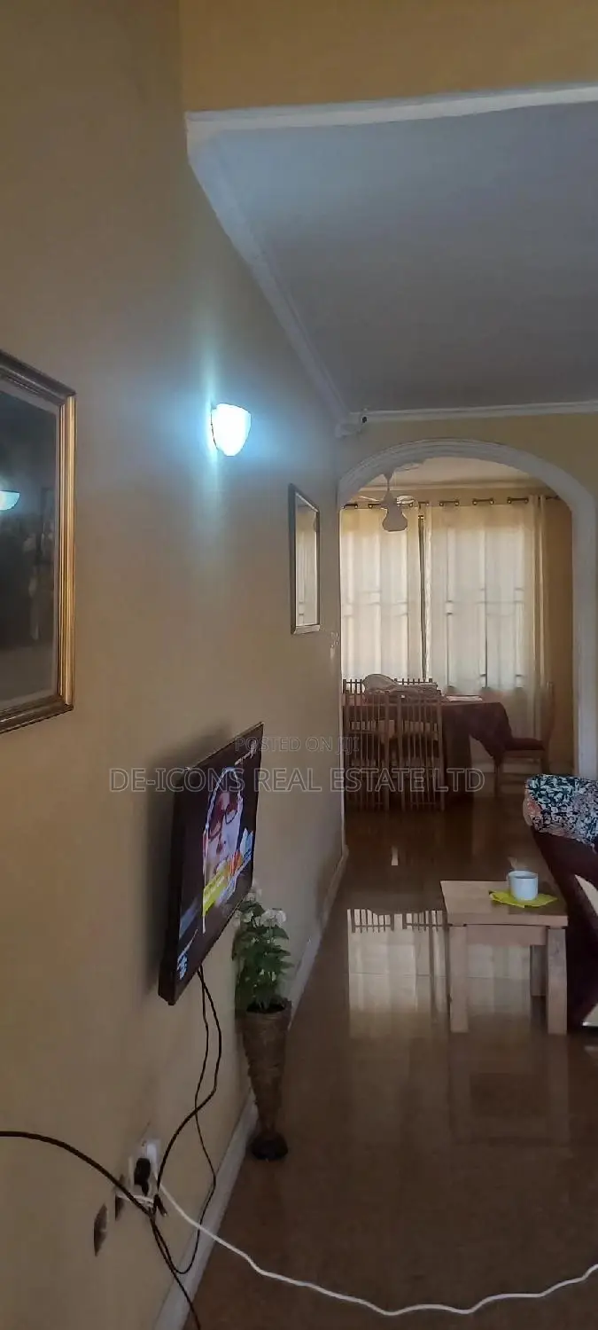7bdrm Duplex in De-Icons Real Estate, Awutu Senya East Municipal