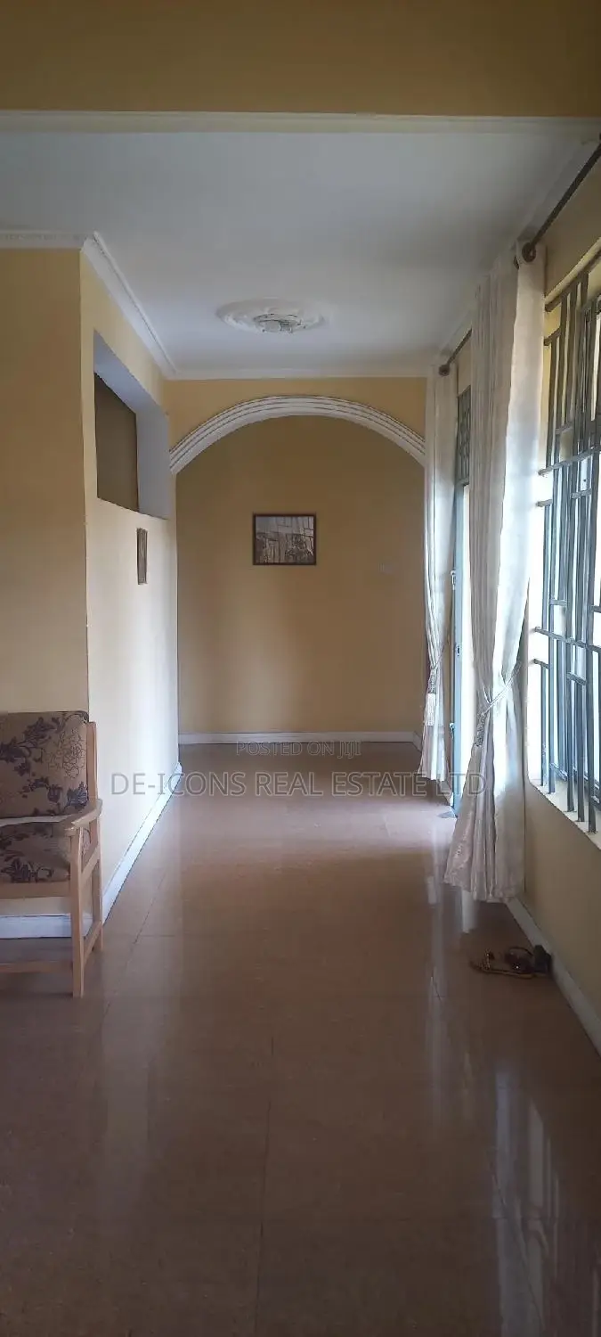 7bdrm Duplex in De-Icons Real Estate, Awutu Senya East Municipal