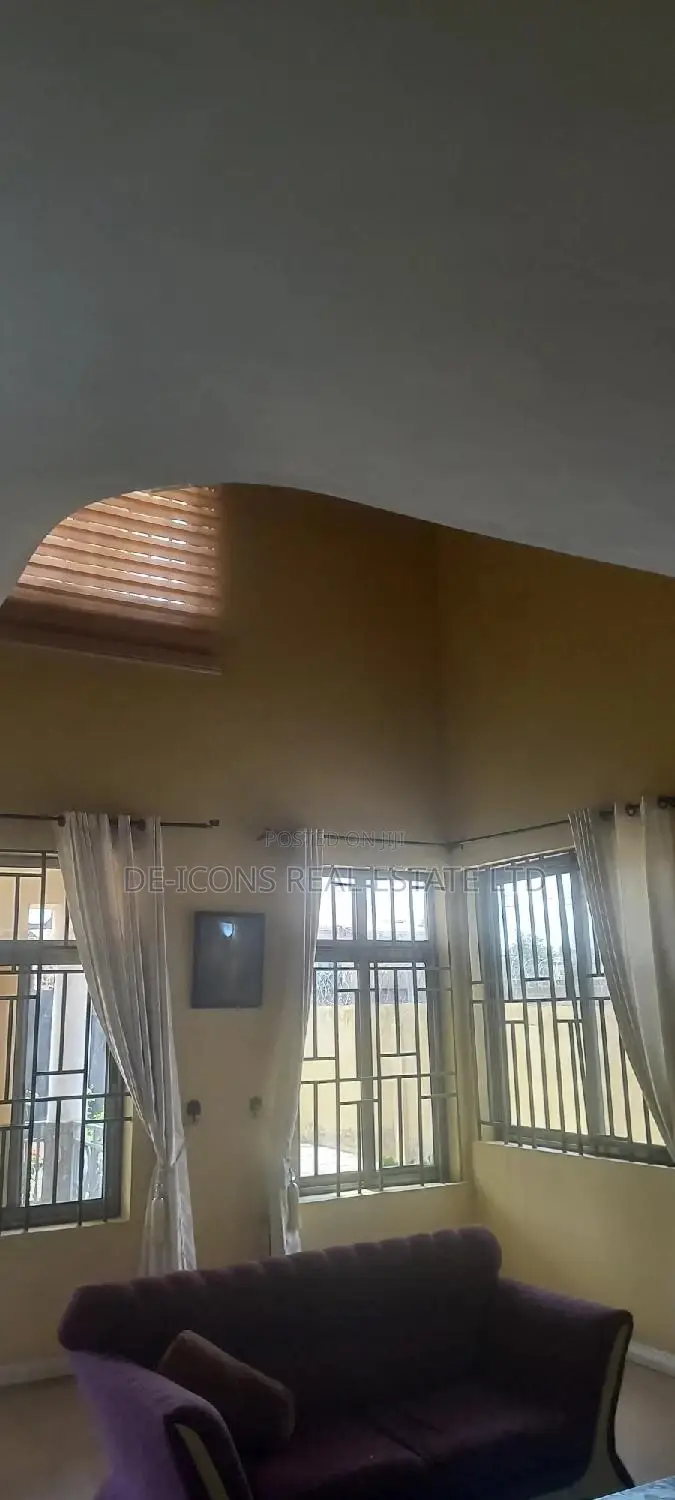 7bdrm Duplex in De-Icons Real Estate, Awutu Senya East Municipal