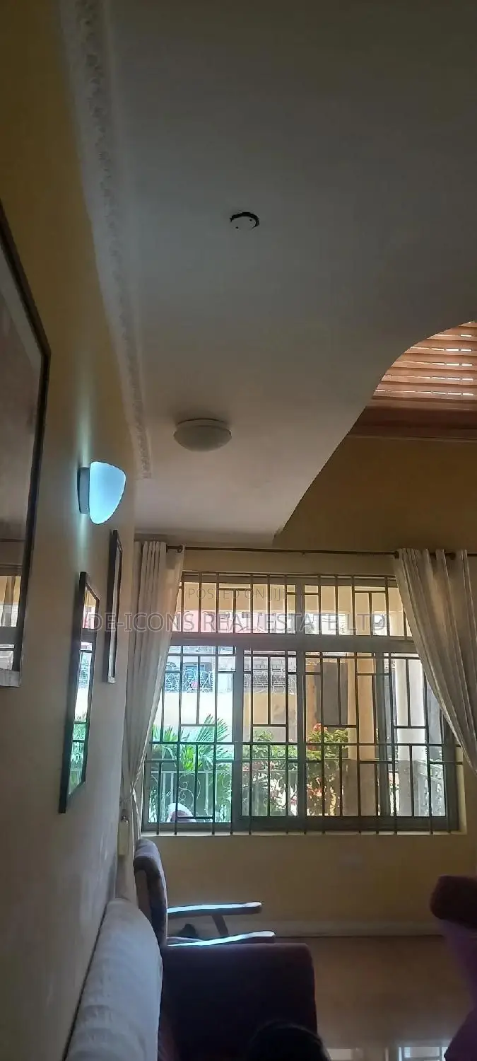 7bdrm Duplex in De-Icons Real Estate, Awutu Senya East Municipal