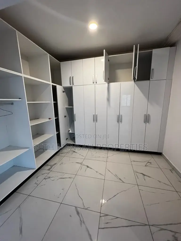 4bdrm House in Skm, Ashaley Botwe for Sale
