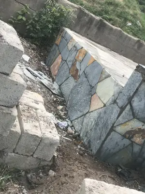 Expert Cutting Stone Layers