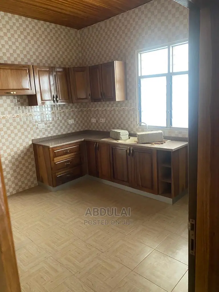 5bdrm House in Boshy, Pillar 2 for Rent