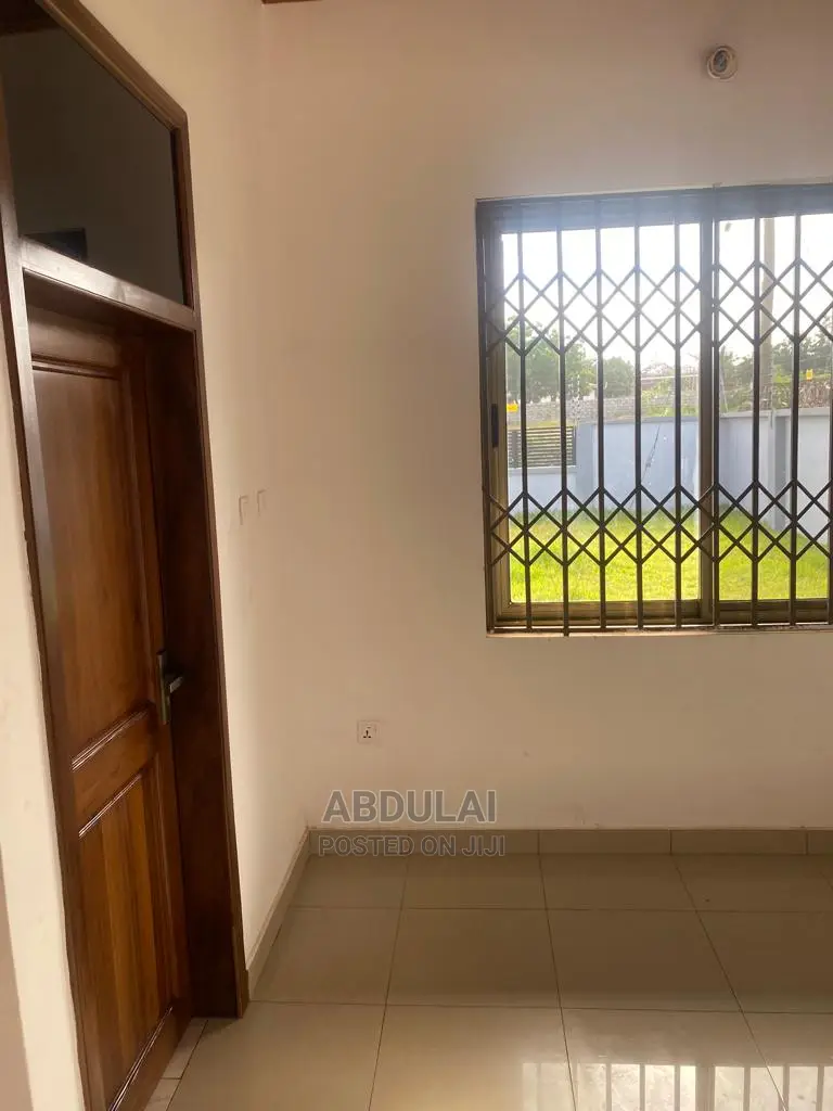 5bdrm House in Boshy, Pillar 2 for Rent