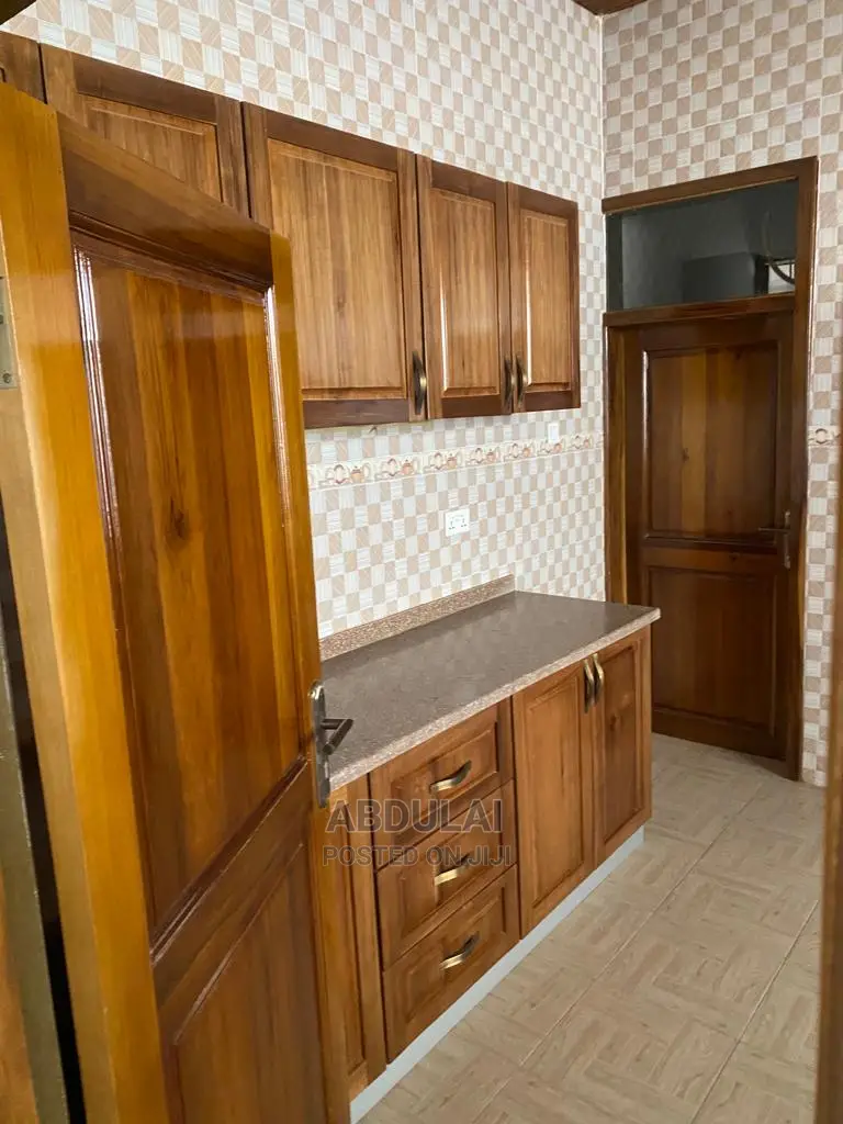 5bdrm House in Boshy, Pillar 2 for Rent