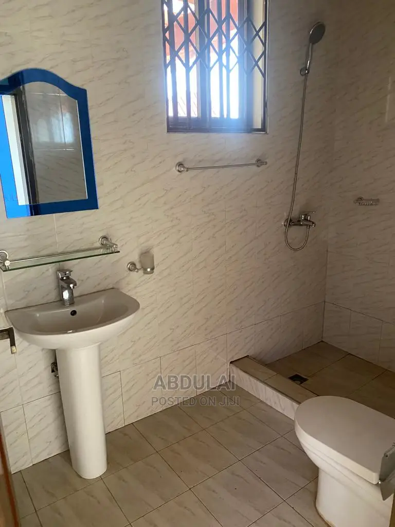 5bdrm House in Boshy, Pillar 2 for Rent