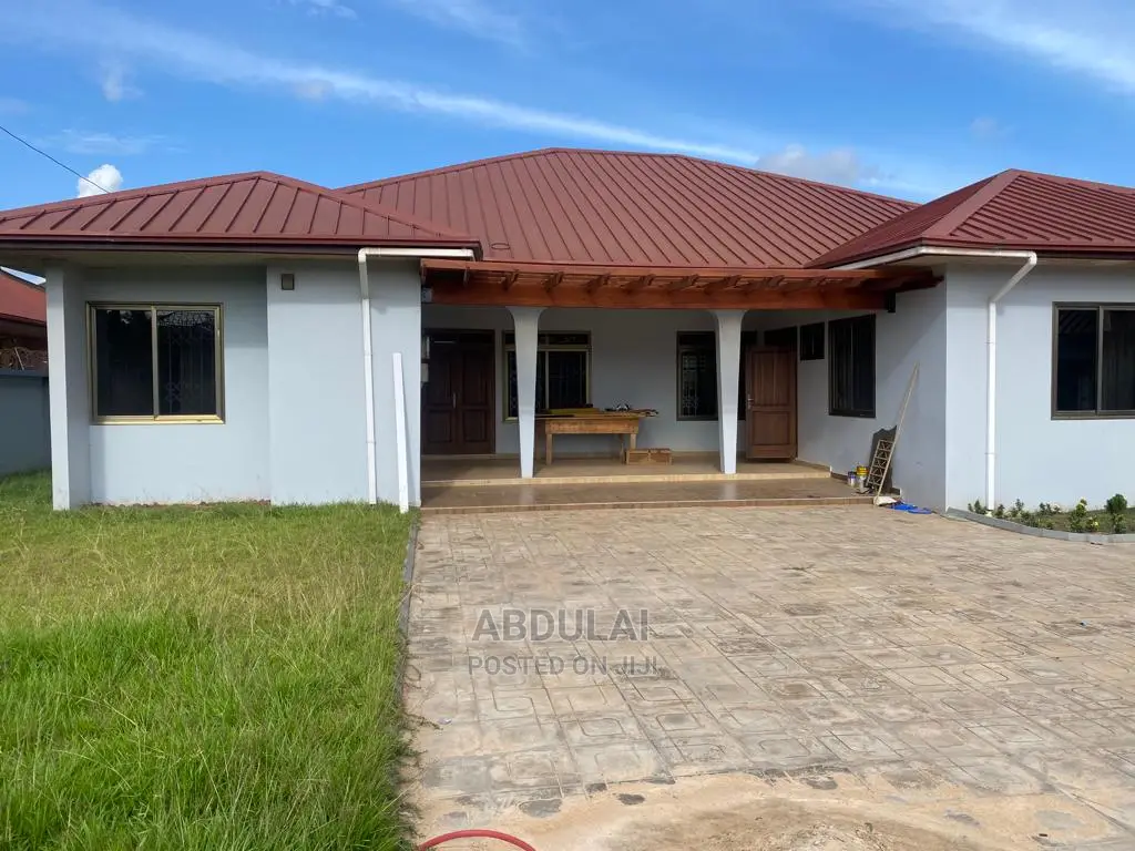 5bdrm House in Boshy, Pillar 2 for Rent
