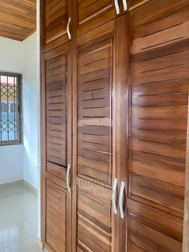 5bdrm House in Boshy, Pillar 2 for Rent