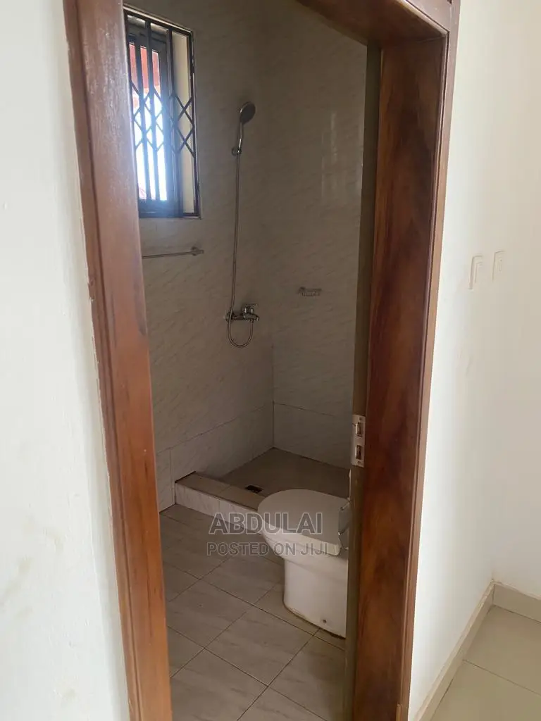 5bdrm House in Boshy, Pillar 2 for Rent