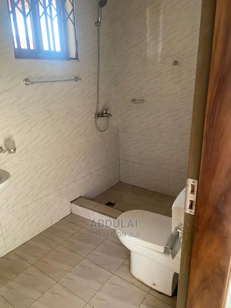 5bdrm House in Boshy, Pillar 2 for Rent
