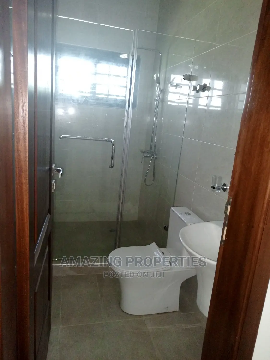For Rent 500sqm We're House at Achimota