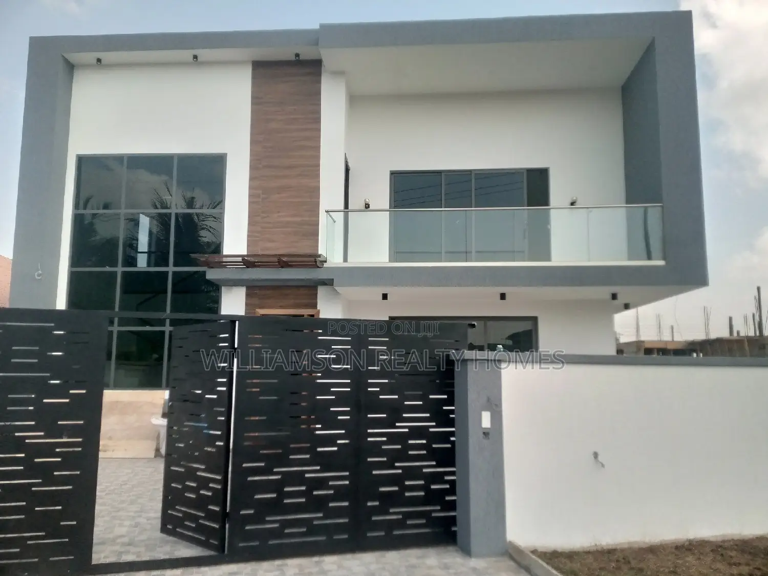 5bdrm Mansion in Community 20, Spintex for Sale