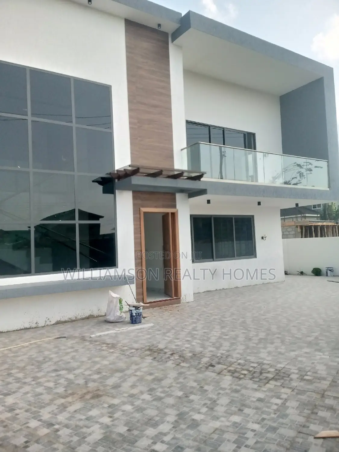 5bdrm Mansion in Community 20, Spintex for Sale