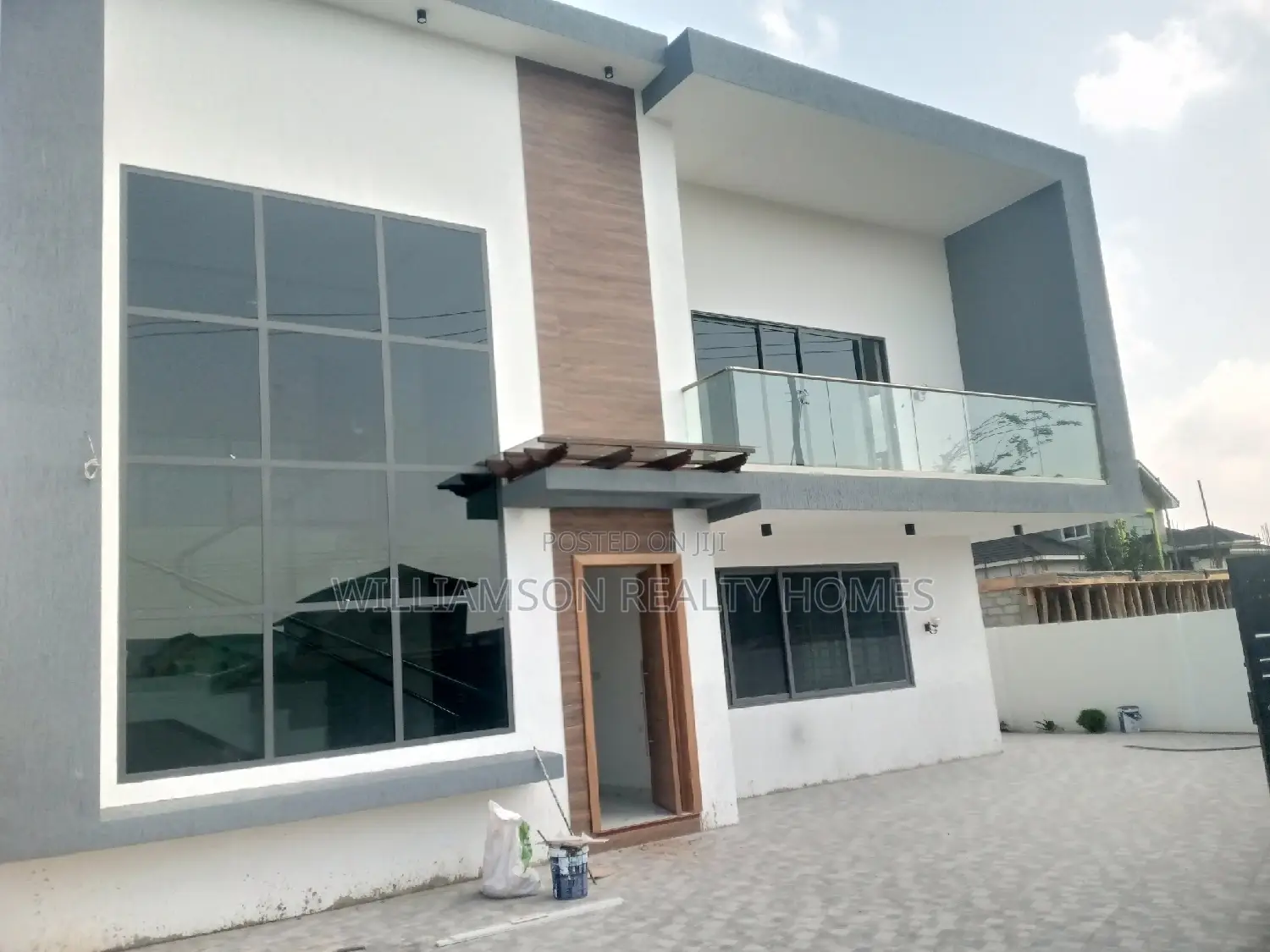 5bdrm Mansion in Community 20, Spintex for Sale