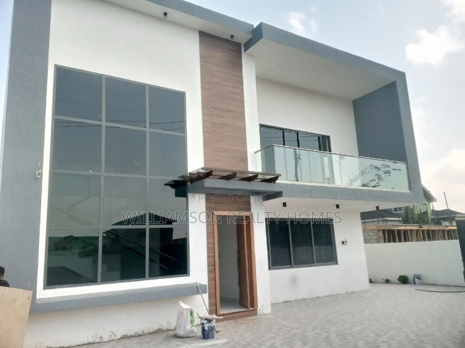 5bdrm Mansion in Community 20, Spintex for Sale