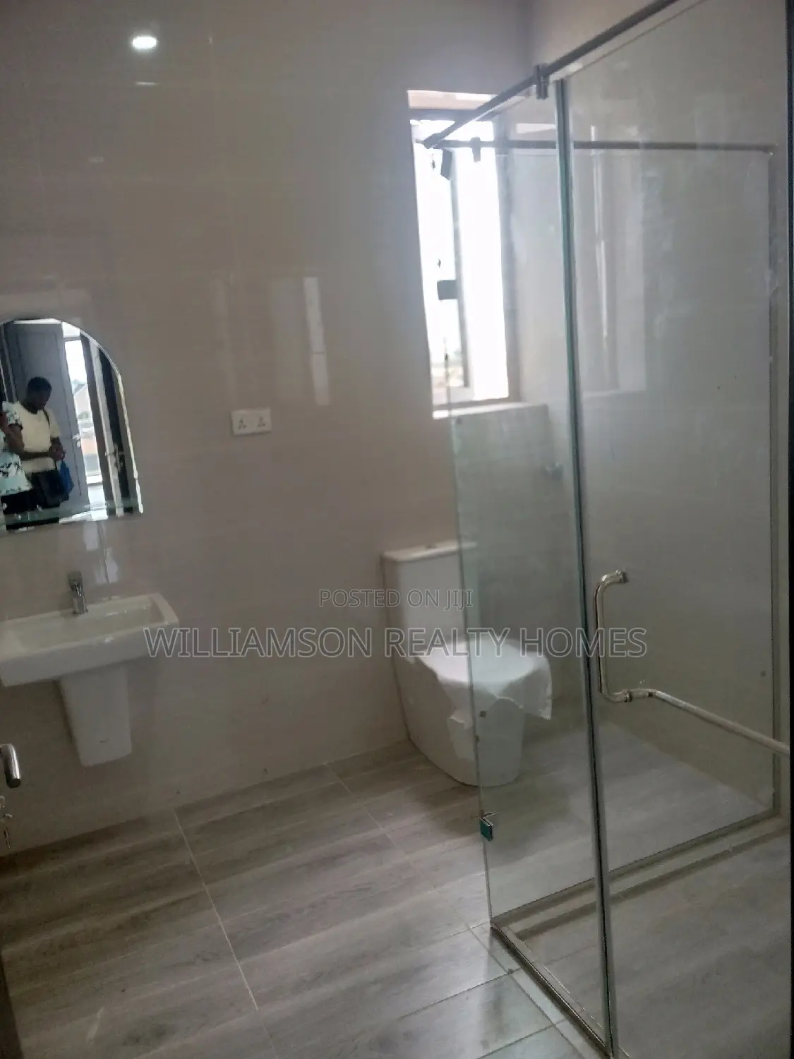 5bdrm Mansion in Community 20, Spintex for Sale